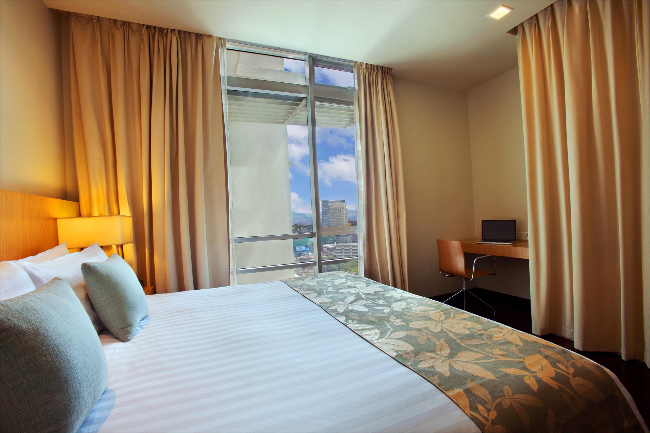 Parkroyal Serviced Suites Kuala Lumpur Quarto foto A bedroom at the hotel