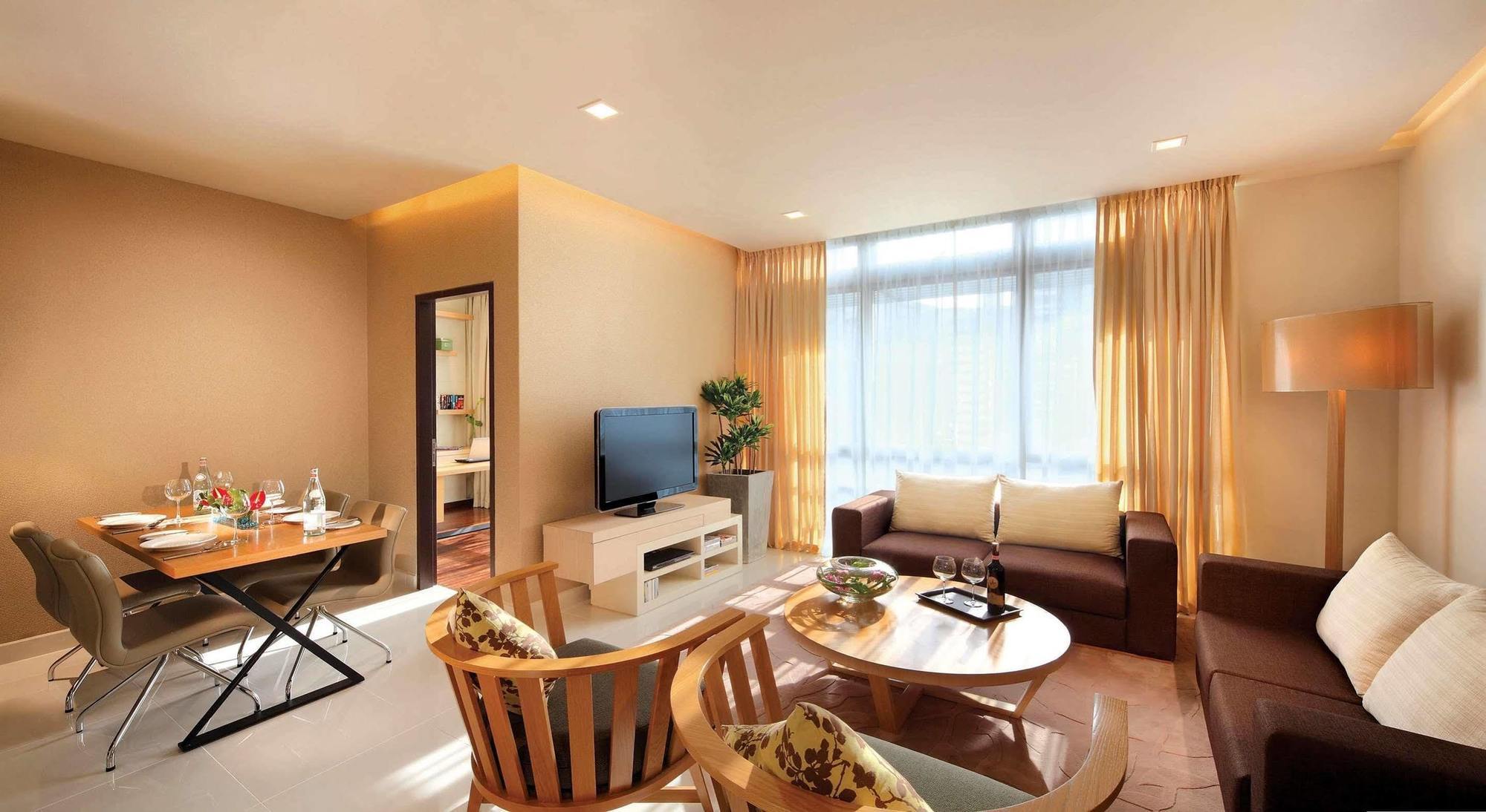 Parkroyal Serviced Suites Kuala Lumpur Exterior foto A living room in a serviced apartment in Beijing, China