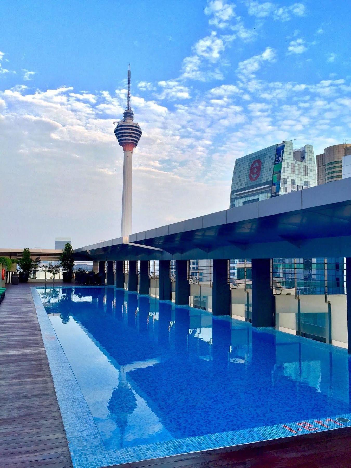 Parkroyal Serviced Suites Kuala Lumpur Exterior foto The pool deck at the 33rd floor of the hotel.