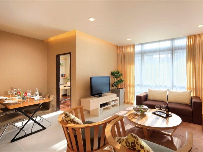 Parkroyal Serviced Suites Kuala Lumpur Exterior foto A living room in a serviced apartment in Kuala Lumpur, Malaysia