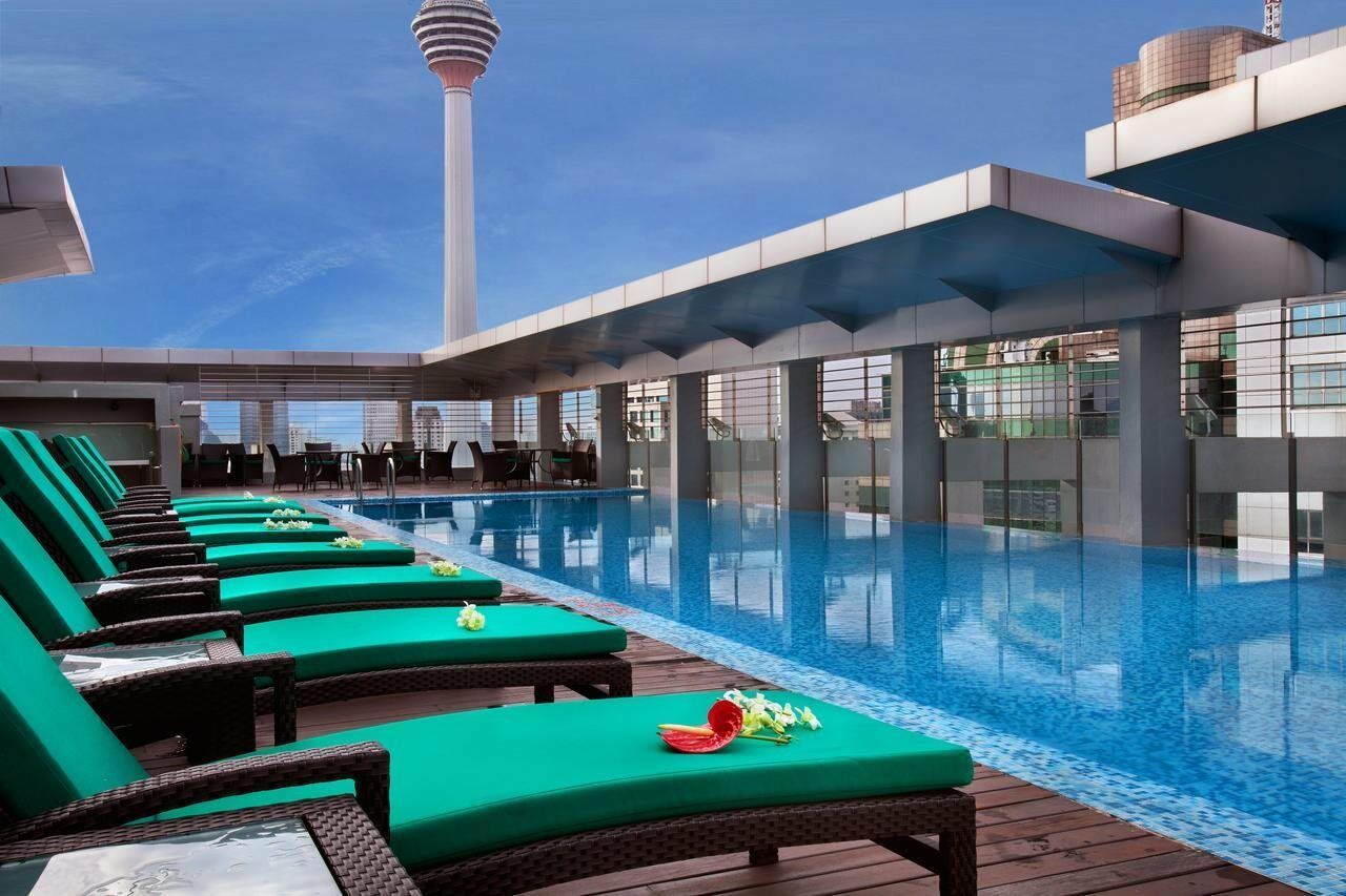 Parkroyal Serviced Suites Kuala Lumpur Exterior foto The pool at the hotel